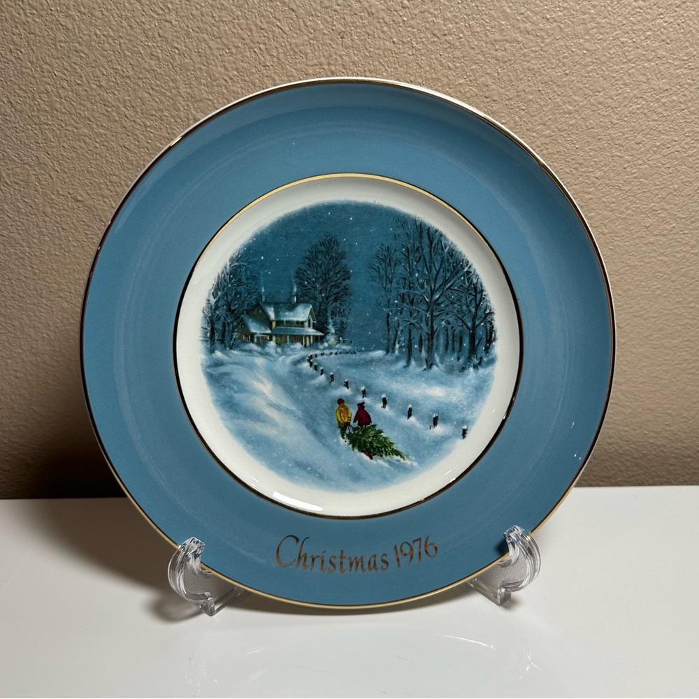 1976 THIRD EDITION Enoch Wedgwood Vintage Avon Christmas Plate